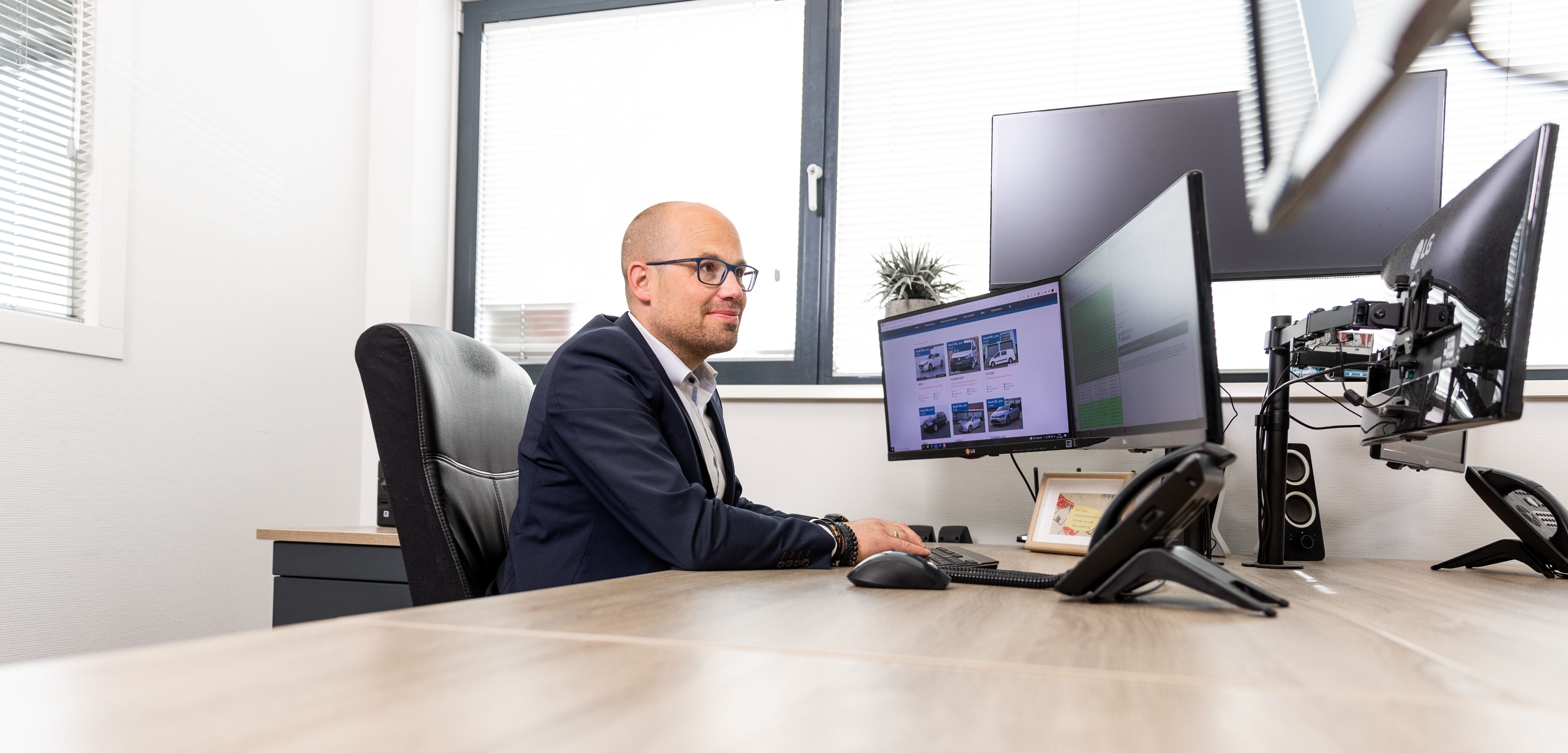 Zakenman achter bureau