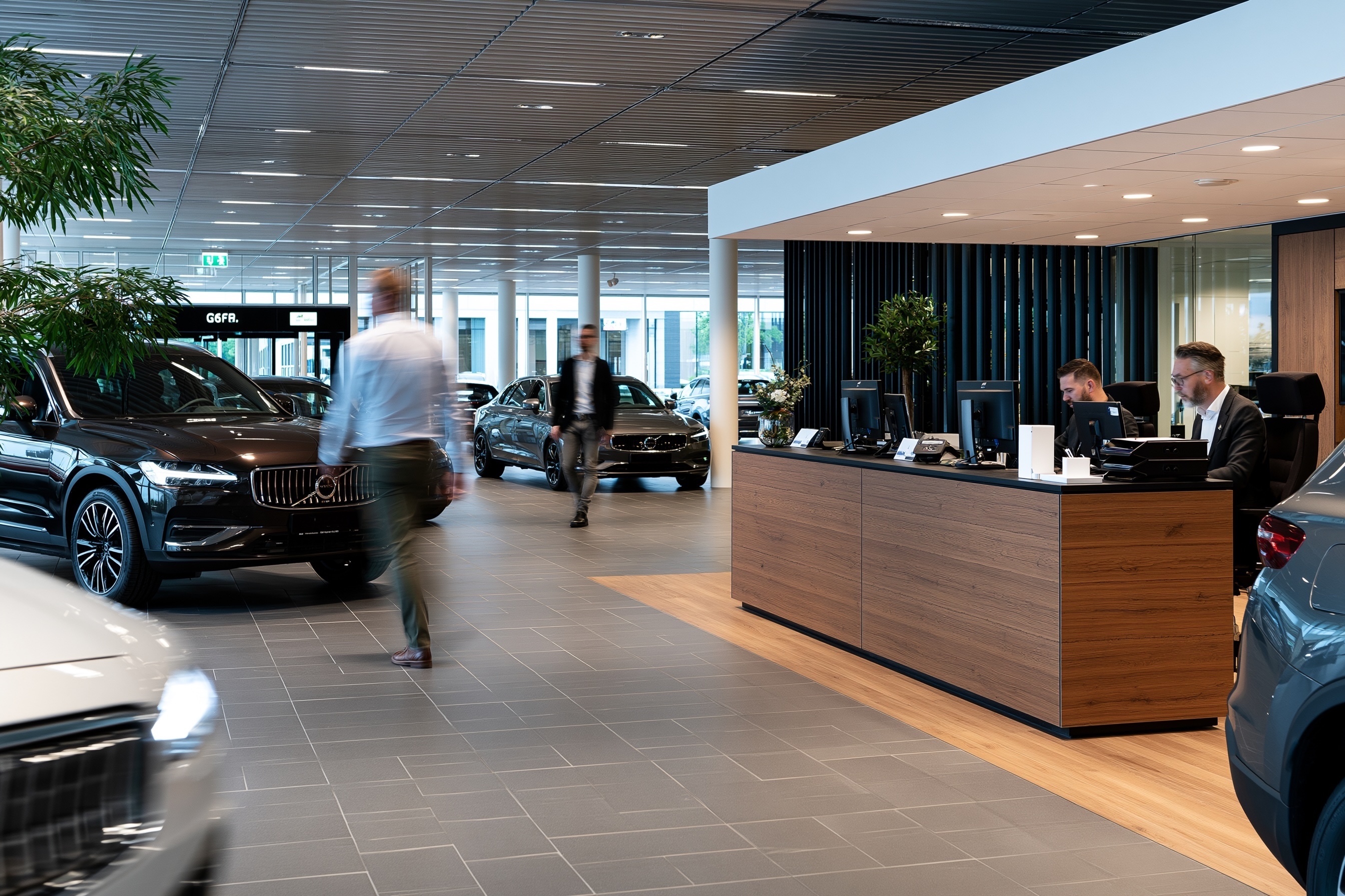 Autokopers bezoeken nog graag de showroom, maar willen niet wachten