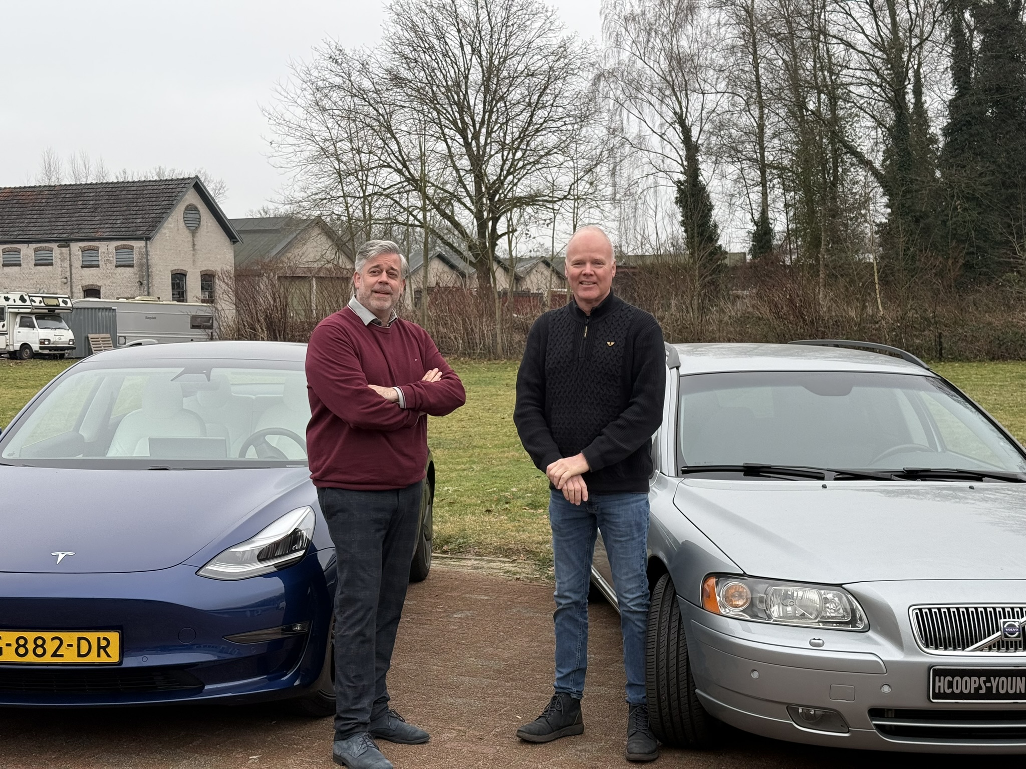 Wouter van Embden (Stichting Autobelangen) en Hans Coops bij Automobiel bedrijf Hans Coops, eigen foto