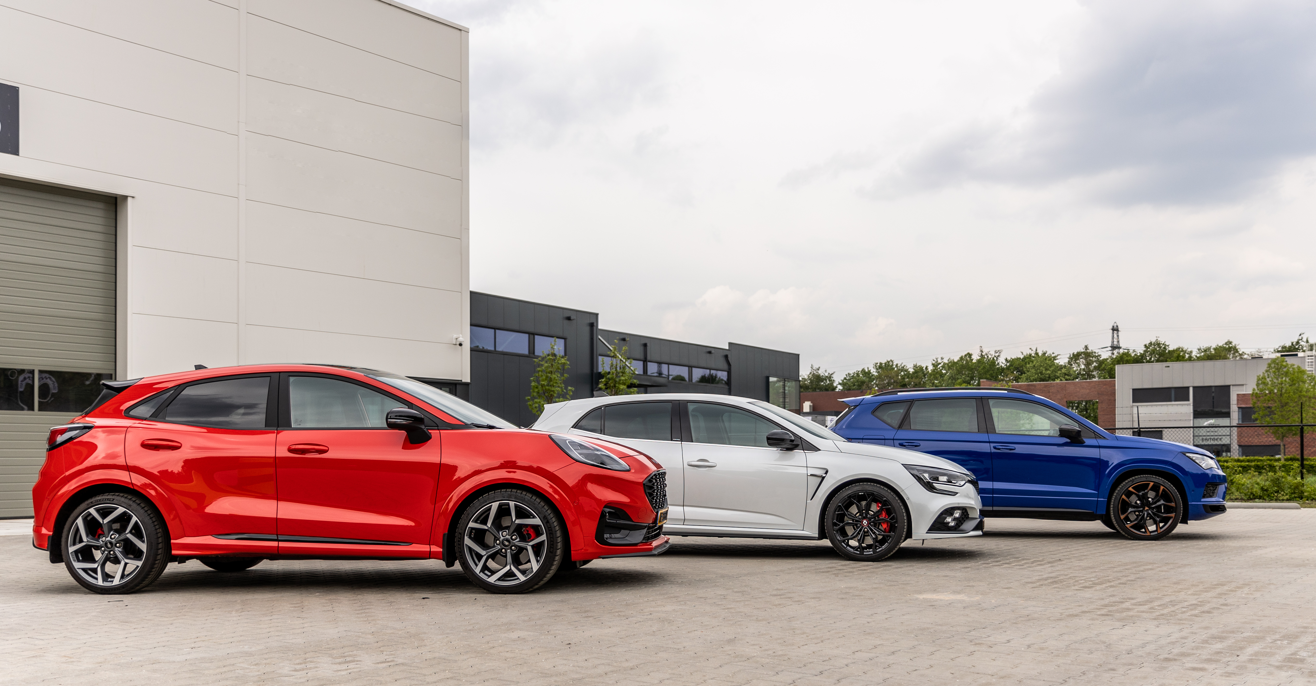 drie-autos-op-rij-kleur-breed-2